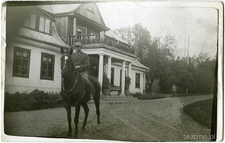 Edward Tomaszewski, rządca majątku w Moniakach, przed dworem w Moniakach