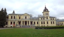 Widok na frontową elewację pałacu w Kluczkowicach