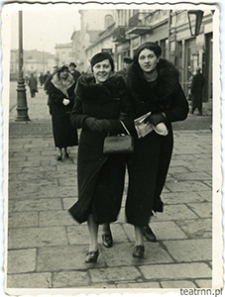 Hanna Dąbrowska na spacerze z przyjaciółką Halką Luchtówną
