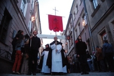 Uczestnicy inscenizacji Pożaru Lublina podczas przejścia przez Stare Miasto