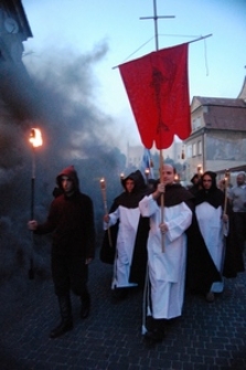 Uczestnicy wydarzenia Pożar Miasta 2012 podczas inscenizacji procesji