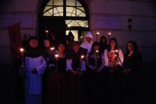 Uczestnicy inscenizacji Pożaru Lublina przed budynkiem Trybunału Koronnego