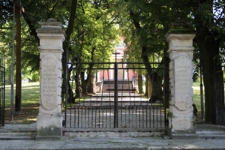 Inskrypcje na filarach ogrodzenia kościoła p.w. św. Leonarda przy ulicy Kościelnej 5 w Tyszowcach