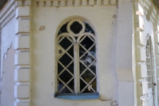 Okno wschodniej kapliczki przy kościele p.w. św. Leonarda w Tyszowcach