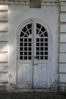 Drzwi wejściowe do wschodniej kapliczki przy kościele p.w. św. Leonarda w Tyszowcach