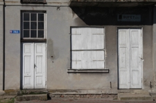 Dolna część fasady budynku przy ulicy 3 Maja 1 w Tyszowcach