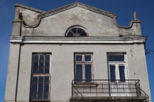 Górna część fasady budynku przy ulicy 3 Maja 1 w Tyszowcach