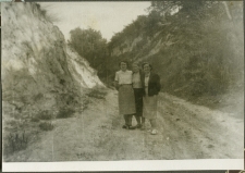 Wiesława Kłębukowska z siostrą i mamą w wąwozie (aktualnie ulica Andersa)