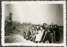 Prace społeczne przy budowie kanału Wieprz-Krzna