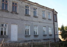 Boczna elewacja budynku przy ulicy 3 Maja 1 w Tyszowcach