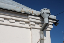 Detal architektoniczny budynku przy skrzyżowaniu ulic Czarnieckiego, Kościelnej i 3 Maja w Tyszowcach