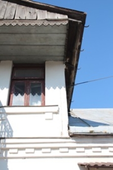 Detale architektoniczne budynku przy skrzyżowaniu ulic Czarnieckiego, Kościelnej i 3 Maja w Tyszowcach