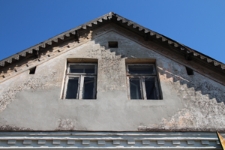 Szczyt budynku przy skrzyżowaniu ulicy Czarnieckiego, Kościelnej i 3 Maja w Tyszowcach