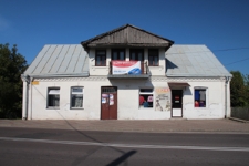 Fasada budynku przy skrzyżowaniu ulic Czarnieckiego, Kościelnej i 3 Maja w Tyszowcach