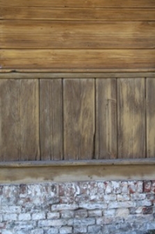 Struktura ściany drewnianego domu przy ulicy Czarnieckiego 14