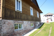 Ściana szczytowa domu przy ulicy Czarnieckiego 14 w Tyszowcach