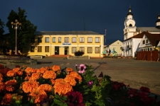 Plac Lenina w Nowogr&oacute;dku. Widok na Muzeum Historyczno-Krajoznawcze