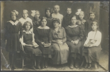 Uczennice tzw. Szkoły Ćwiczeń z nauczycielką