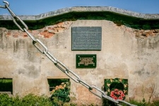 Tablica pamiątkowa na ścianie obozu koncentracyjnego w Kołdyczewie
