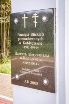 Tablica pamiątkowa na pomniku poświęconemu ofiarom obozu koncentracyjnego w Kołdyczewie