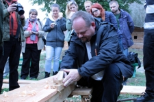 Prace stolarskie, zajęcia z Larsem Rauanem, warsztaty projektu &bdquo;Drewniany Skarb. Chroniąc dziedzictwo, kreujemy przyszłość&rdquo;