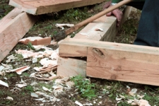 Prace stolarskie, zajęcia z Larsem Rauanem, warsztaty projektu &bdquo;Drewniany Skarb. Chroniąc dziedzictwo, kreujemy przyszłość&rdquo;