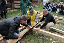 Piłowanie - zajęcia z Ryszardem Staińskim, warsztaty projektu &bdquo;Drewniany Skarb. Chroniąc dziedzictwo, kreujemy przyszłość&rdquo;