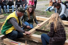 Piłowanie - zajęcia z Ryszardem Staińskim, warsztaty projektu &bdquo;Drewniany Skarb. Chroniąc dziedzictwo, kreujemy przyszłość&rdquo;