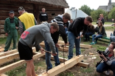 Wiercenie otwor&oacute;w - zajęcia z Ryszardem Staińskim, warsztaty projektu &bdquo;Drewniany Skarb. Chroniąc dziedzictwo, kreujemy przyszłość&rdquo;