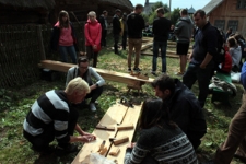 Prace stolarskie - zajęcia z Larsem Rauanem, warsztaty projektu &bdquo;Drewniany Skarb. Chroniąc dziedzictwo, kreujemy przyszłość&rdquo;