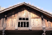 Szczyt jednego z budynków w Norsk Folkemuseum