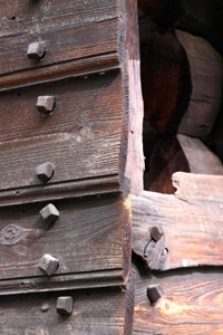 Detal konstrukcyjny jednego z budynk&oacute;w w Norsk Folkemuseum