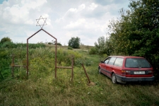 Brama wejściowa na cmentarz w Indurze