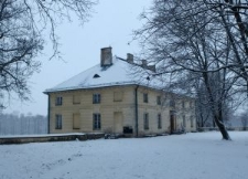 Widok na pałac w Bronicach zimą