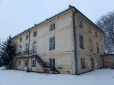 Widok na tylną elewację pałacu w Bronicach