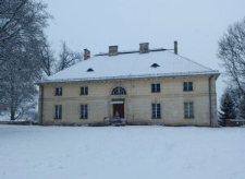 Widok na front pałacu w Bronowicach