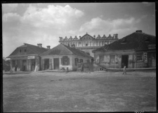 Luboml, domy przy rynku, w głębi synagoga