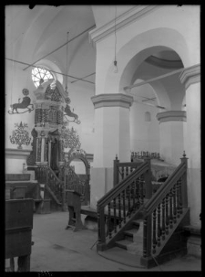 Luboml, wnętrze synagogi, bima i aron ha-kodesz