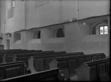 Nowogródek, wnętrze synagogi, ławki przy ścianie północno-wschodniej
