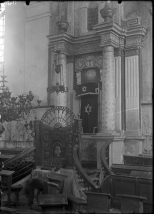 Nowogródek, wnętrze synagogi, aron ha-kodesz