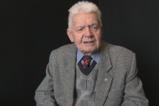 Dla urzędnik&oacute;w miejskich paczki UNRRA przekazywane były jako ekwiwalent - Kazimierz Mitrut - fragment relacji świadka historii [WIDEO]