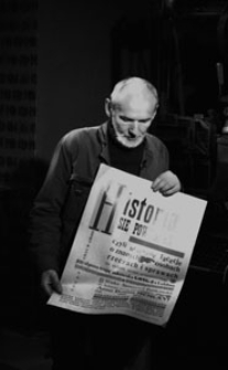 Andrzej Kot z afiszem "Historia się powtarza"