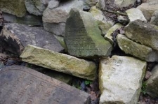 Izbica, fragmenty macew na cmentarzu żydowskim