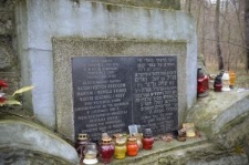 Izbica, pomnik na cmentarzu żydowskim poświęcony pamięci Żydów zamordowanych w tym miejscu w listopadzie 1942 roku