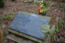 Izbica, pomnik na cmentarzu żydowskim poświęcony pamięci Żydów zamordowanych w tym miejscu w listopadzie 1942 roku