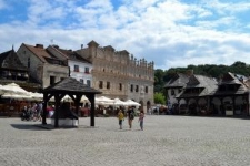 Kazimierz Dolny, the main square's south-eastern frontage, with a view of Przybyłowie's tenement houses