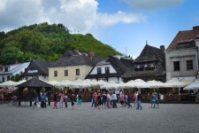 Kazimierz Dolny, Rynek gł&oacute;wny z widokiem na G&oacute;rę Trzech Krzyży