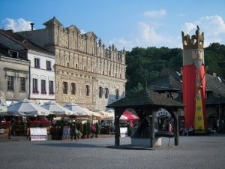 Kazimierz Dolny, Rynek główny z symbolem Festiwalu Kapel i Śpiewaków Ludowych