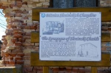 Krynki, synagoga chasydów ze Słonimia, tablica informacyjna