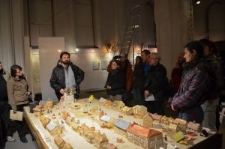 Sejny, wnętrze Białej Synagogi, makieta Sejn, uczestnicy szkolenia Shtetl Routes dla przewodnik&oacute;w